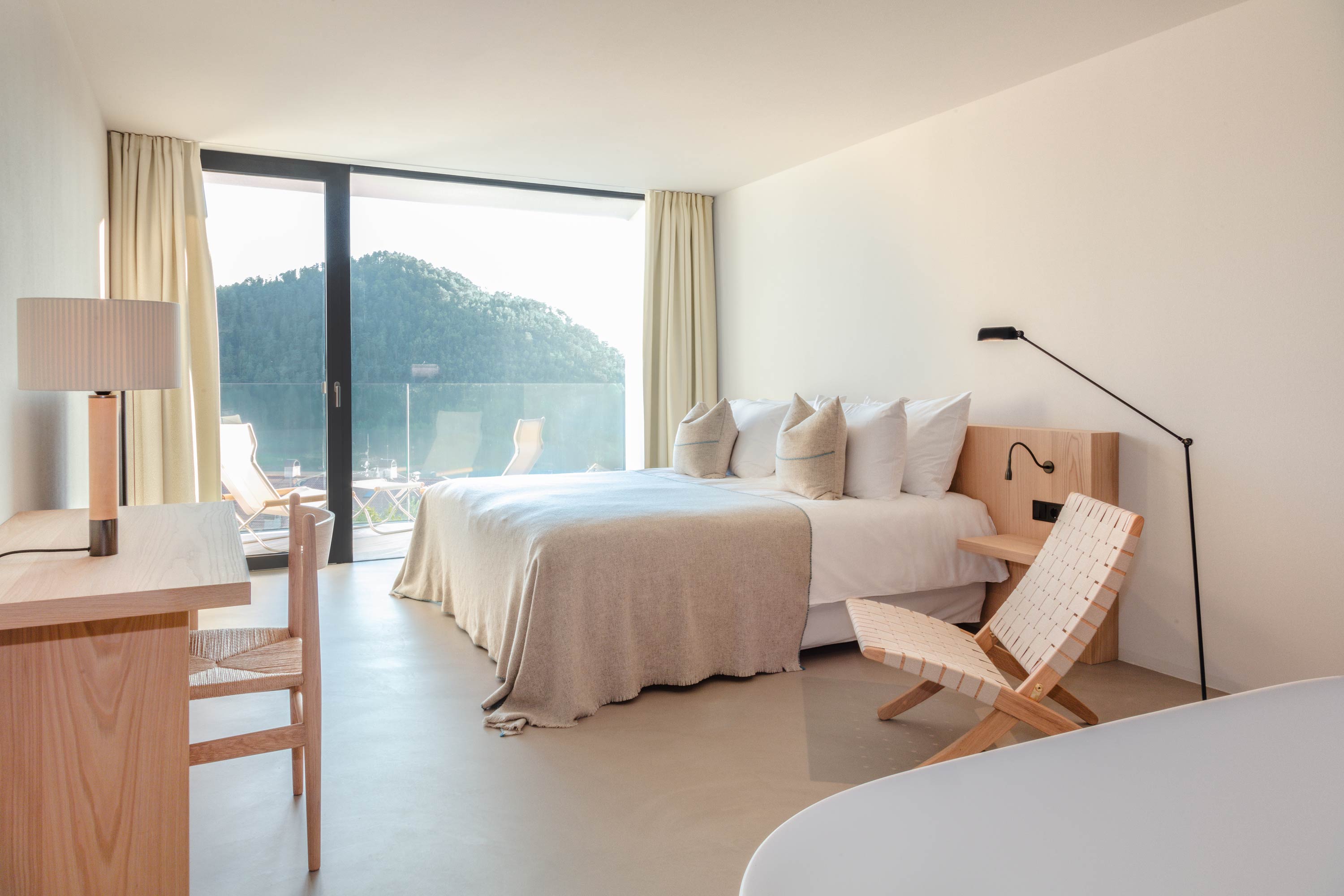 Die Zimmer mit Bergblick im Hotel Schgaguler in den DolomitenBesten Komfort durch handgefertigte Einrichtung und wohnliches Ambiente im Hotel Schgaguler in Südtirol