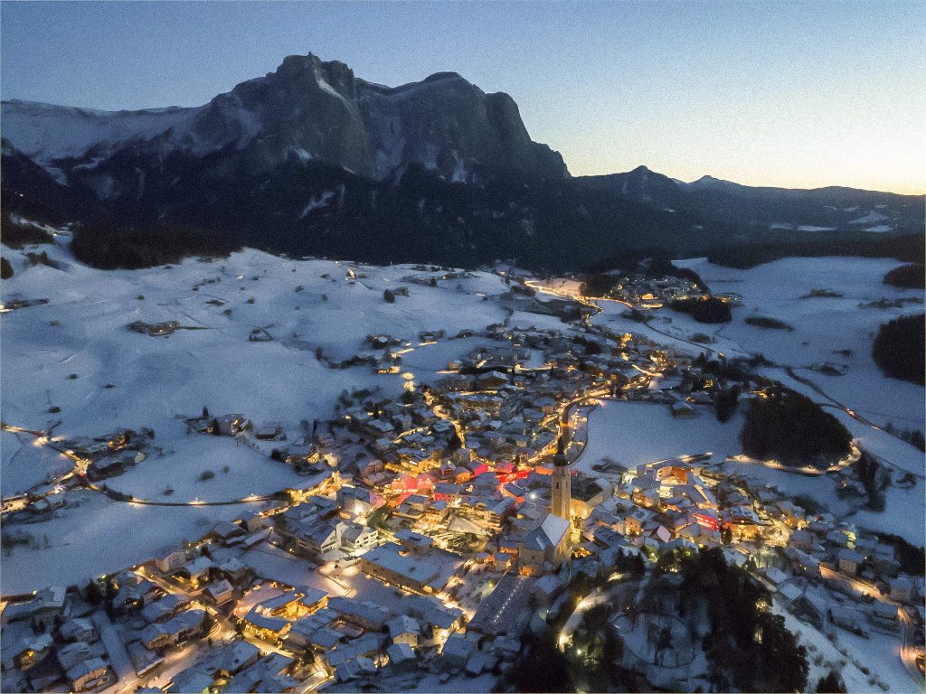 Kastelruth im winterlichen Abendlicht